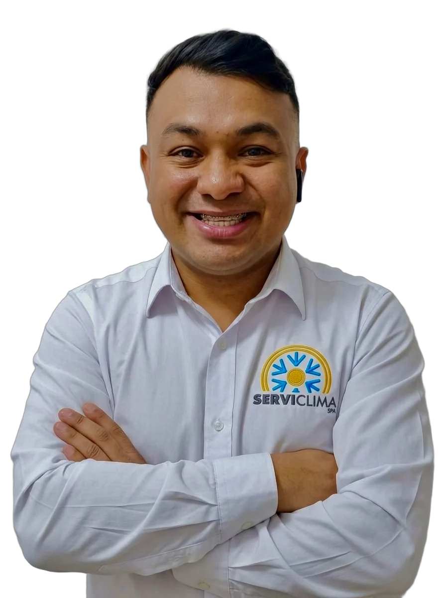 Miguel Laya, técnico a cargo de Serviclima, con camisa de la empresa