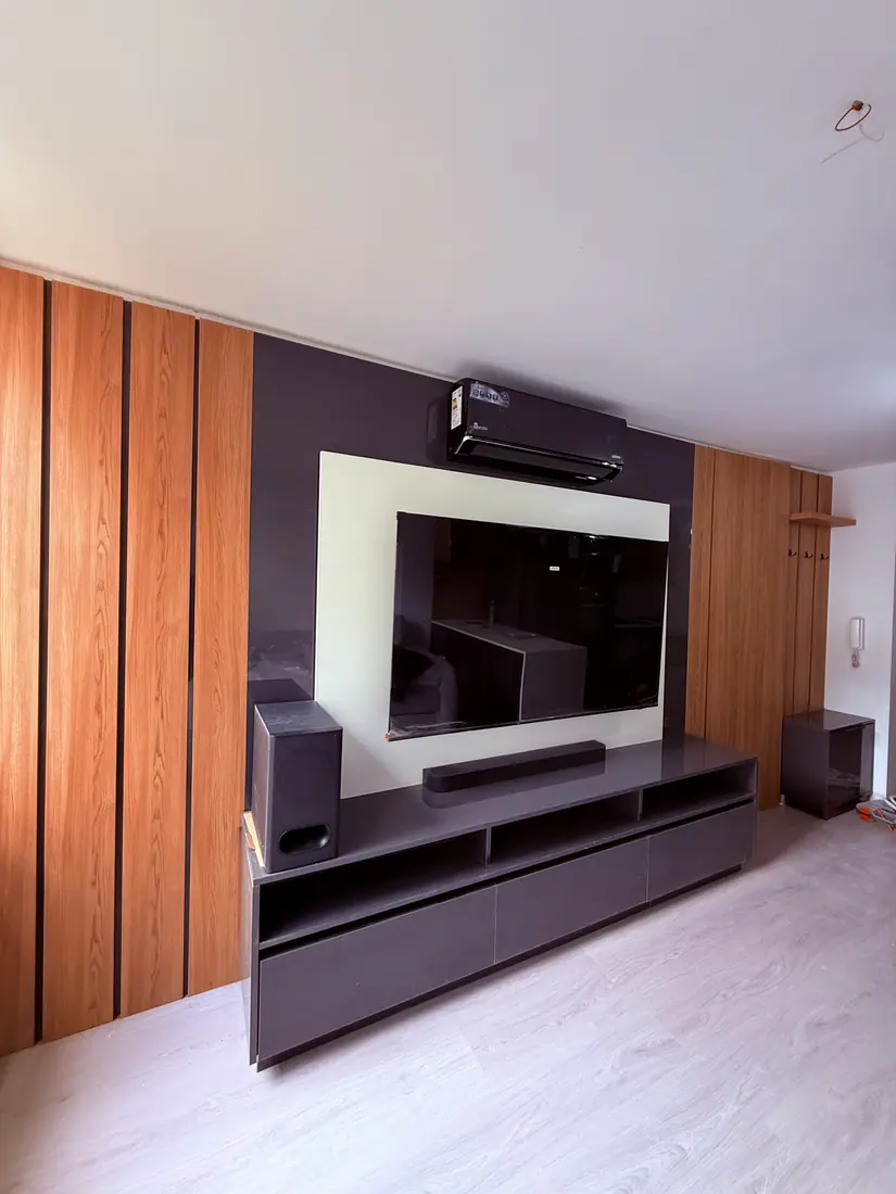 Split instalado sobre mueble de TV, cañería oculta