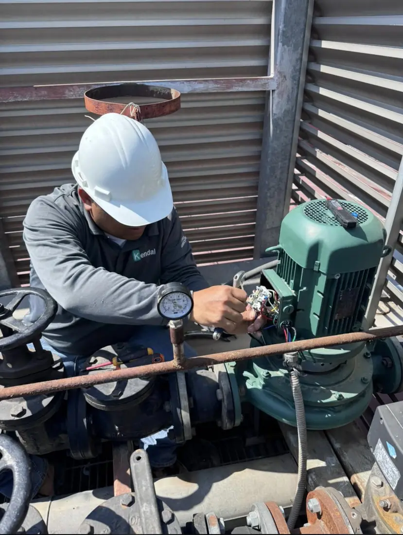 Técnico de Serviclima trabajando con manómetro